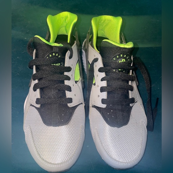 Nike Huarache Run 
Boys/Youth 6.5
Womens 7.5

Brand New Never Worn - Picture 1 of 6